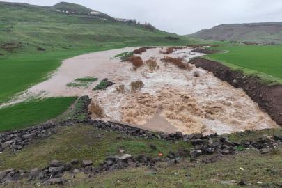 Diyarbakır’da sağanak: Yollar çöktü, köprüler hasar gördü, vatandaşlar mahsur kaldı