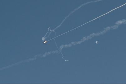 Dubai'de hava savunma sisteminin müdahalesi sonucu 4 kişi yaralandı.