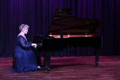 Dünyaca ünlü piyanist Gülsin Onay Denizli'de öğrencilerle buluştu