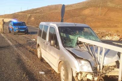 Elazığ araç bariyerlere ok gibi saplandı: 2 yaralı