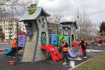 Elazığ’da çocuk oyun alanları temizlendi