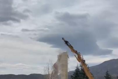 Elazığ’da hasarlı caminin minaresi iş makinesi ile yıkıldı