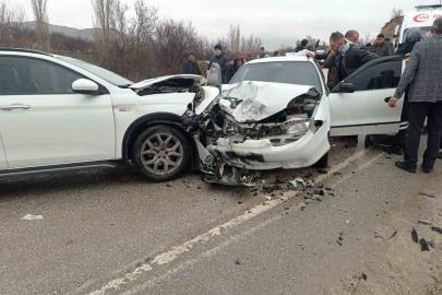 Elazığ’da iki otomobil çarpıştı: 9 yaralı