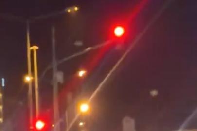 Elazığ’da kamyonetle makas atan ve kırmızı ışıkta geçen sürücü kamerada