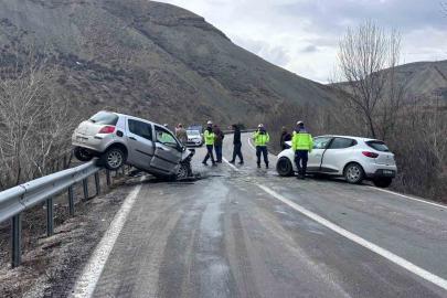 Erzincan-Kemah yolunda iki araç kafa kafaya çarpıştı: 4 yaralı
