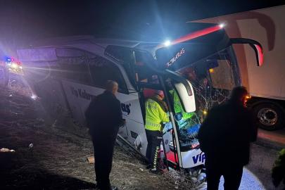 Erzincan’da kontrolden çıkan yolcu otobüsü bariyerlere çarptı