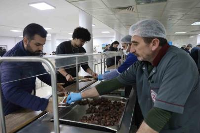 Fırat Üniversitesi’nde öğrenciler Ramazan ayında anne yemekleriyle iftarını açıyor