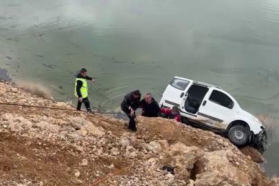 Gölete doğru yuvarlanan otomobil, kaya parçasına takılarak durdu