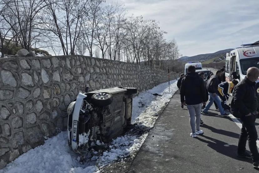 İstinat duvarına çarpan otomobil devrildi: 5 yaralı
