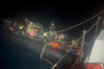 İzmir açıklarında lastik bottaki 37 düzensiz göçmen yakalandı