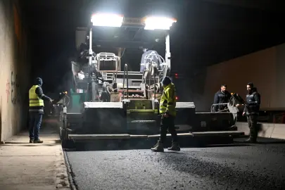 İzmir Bornova'da yağmur sonrası asfalt serimi başladı