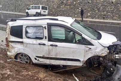 Kamyonetin takla atmasıyla aynı aileden 5 kişi yaralandı