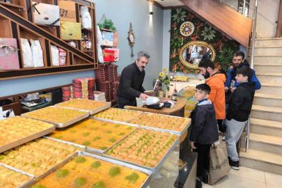 Kars’ta bayram öncesi tatlıcılar yoğun mesai yapıyor