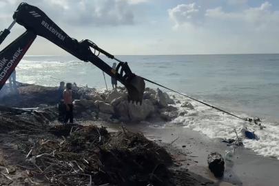 Kayalıklara çarpan tekne parçalandı