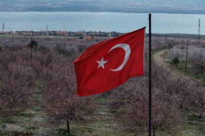 Kayısı bahçeleri beyaza büründü, ortaya eşsiz manzaralar çıktı