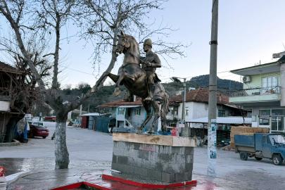 Köy meydanına Atatürk heykeli dikildi