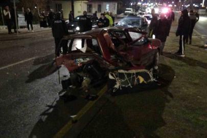 Malatya’da otomobilin çarptığı TOFAŞ kağıt gibi ezildi: 3 yaralı