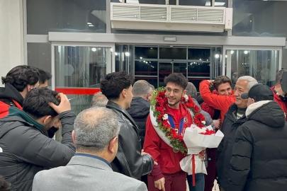 Milli sporcu Furkan Akar çiçeklerle karşılandı