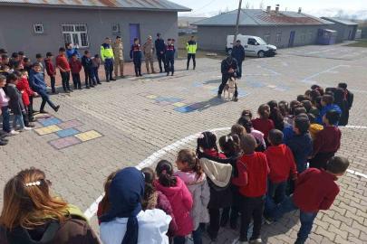 Muş’ta jandarmadan öğrencilere güvenlik ve trafik eğitimi
