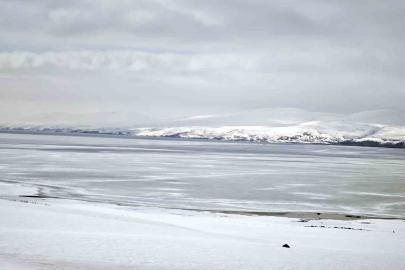 Nazik Gölü’nde buzların çözülmesi bu yıl gecikti