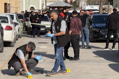 Otomobiline binerken silahlı saldırıya uğradı; olay kamerada