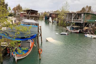 Otomobiliyle dereye uçtu