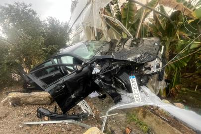 Otomobiliyle muz serasına girdi: 4 yaralı