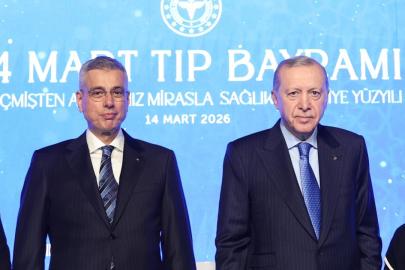 Sağlık Bakanı Memişoğlu, Cumhurbaşkanı Erdoğan'a ElKanun fi'tTıbb kitabını hediye etti