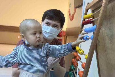 Türk kadın hekimin karaciğer nakliyle 3 yaşındaki Nuryiğit hayata tutundu