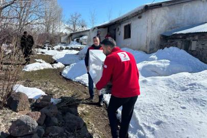 Türk Kızılayı Muradiye gönüllüleri, yalnız yaşayan yaşlı bir vatandaşa buzdolabı desteğinde bulundu