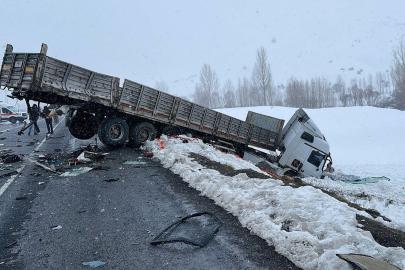 Van-Bitlis kara yolunda feci kaza: 2 ölü, 5 yaralı