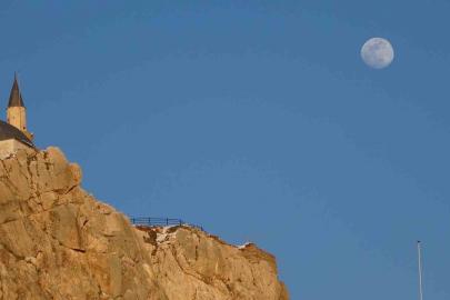 Van Kalesi’nde gökyüzü şöleni: Şişkin ay tarihle buluştu