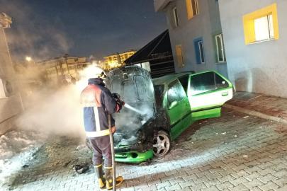 Van’da park halindeki otomobil yandı