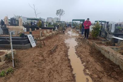 ⁨Viranşehir’de mezarlıkların çamur altında kalmasına tepki