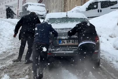 Yüksekova’da kar yağışı etkisini arttırdı, araçlar rampada mahsur kaldı