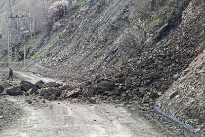 Bahçesaray’da mahalle yolunda heyelan