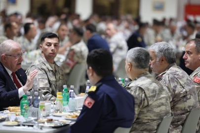 Bakan Güler, Katar'daki Türk birliğinde incelemelerde bulundu