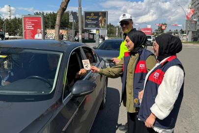 Batman'da 112 ekiplerinden sürücülere yol üstü bilgilendirme