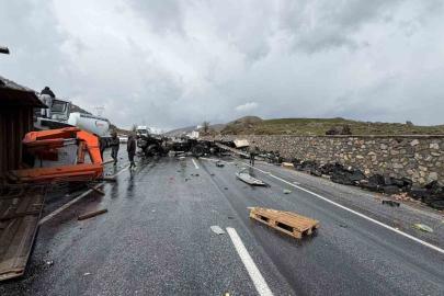 Bitlis’te iş makinesi ile tır çarpıştı: 1’i ağır 3 yaralı
