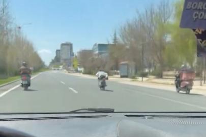 Canını hiçe sayıp motosikleti üzerine uzanarak sürdü