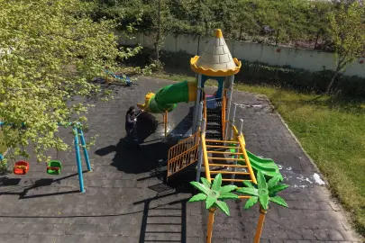 Çayırova’daki parkların oyun grupları yıkanıyor