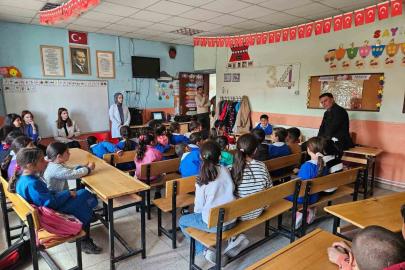 Diyadin’de öğretmene gül mesajı