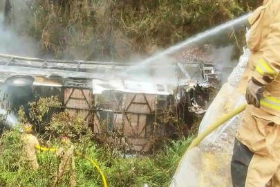 Ekvador'da yolcu otobüsü uçuruma yuvarlandı: 11 ölü, 20 yaralı