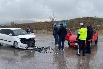 Elazığ’da otomobiller çarpıştı: 3 yaralı