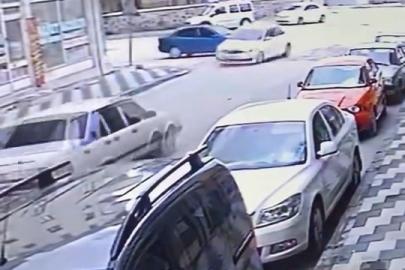 Elazığ’da otomobillerin çarpışma anı kameraya yansıdı