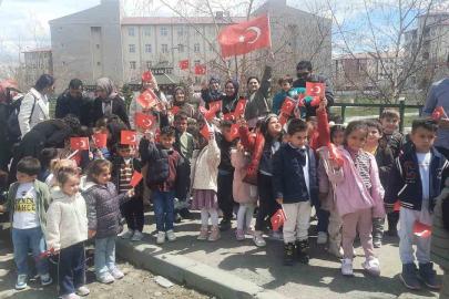 Eleşkirt’te çocuklar ilk bayramlarını aileleriyle okulda kutladılar