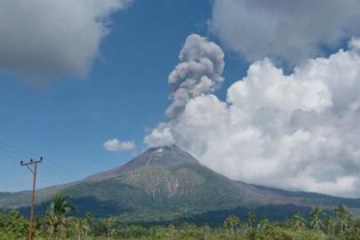 Endonezya'daki Lewotobi Dağı patladı