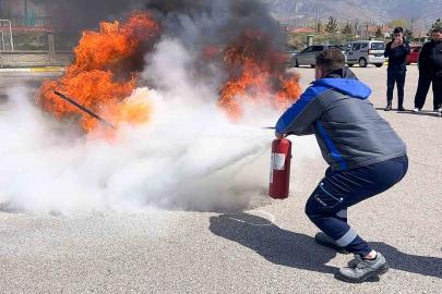 Erzincan’da itfaiyeden kurum personeline yangın eğitimi