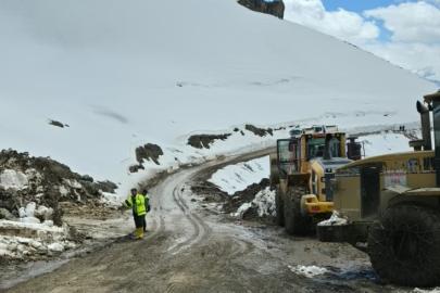 Hakkari İl Özel İdaresi ekipleri geceyi yolda geçirdi