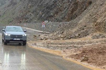 Hizan-Bahçesaray yoluna dökülen çamur ve kayalar temizlendi